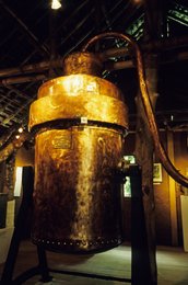 Alambic;-Archipel-des-Comores;-Cuivre;-Distillation;-France;-Industrie;-Kaleidos;-Kaleidos-images;-La-parole-à-limage;-Laurent-Abad;-Mayotte;-Musée;-Océan-Indien;-Patrimoine;-Stories-Pictures